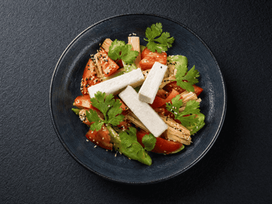 Salată cu legume și brânză tofu