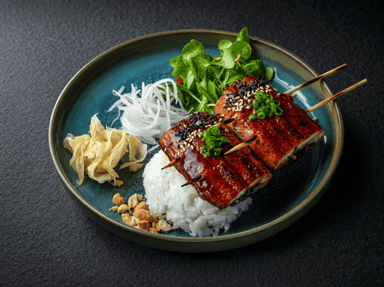 Yakitori unagi kabayaki se servește cu orez