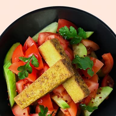 Salată cu legume și brânză tofu