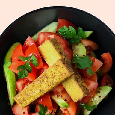 Salată cu legume și brânză tofu