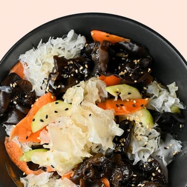 Salată cu ciuperci urechi de lemn și legume în marinat asiatic